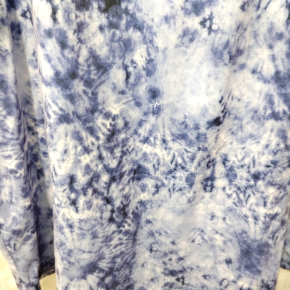 Absolutely Famous Top Tie Dye Crochet Sleeves V-neck Longer Length 1X Soft Comfy - Picture 8 of 14